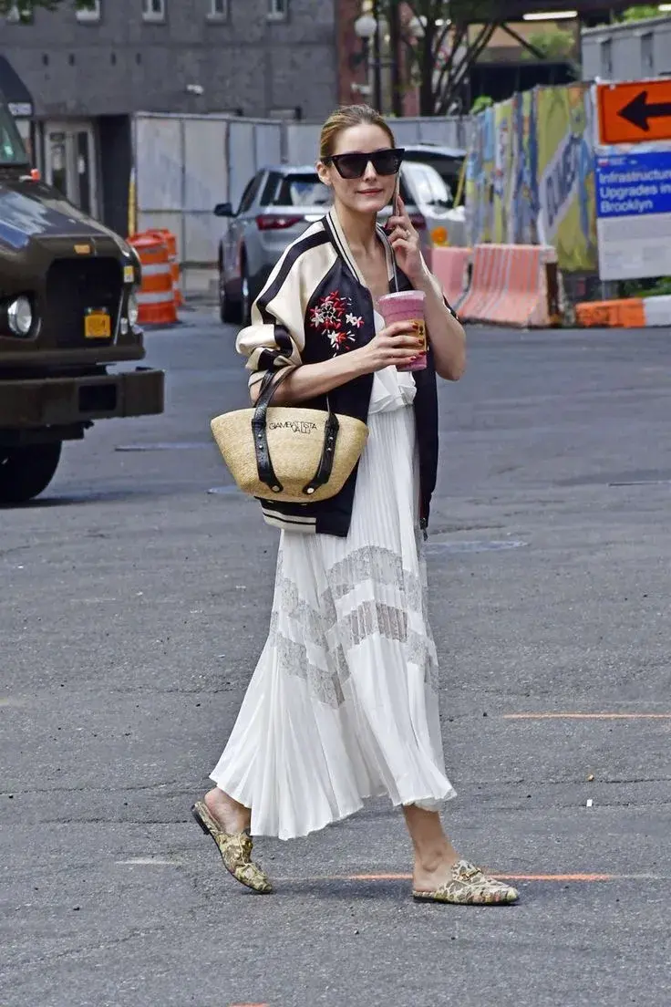 Fresco y jovial. Vestido midi con bomber y en los pies… mules. La mini canasta es un detalle muy chic. 