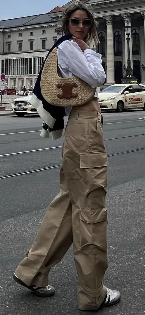 Un outfit comfy y chancero. Blusa crop, pantalón cargo, zapatillas y una mini bag de mimbre, la tira corta al hombre, re va!