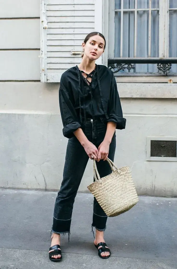 Camisa y jean recto negro. Simple pero chic. La canasta le aporta un toque especial. Nos encanta!