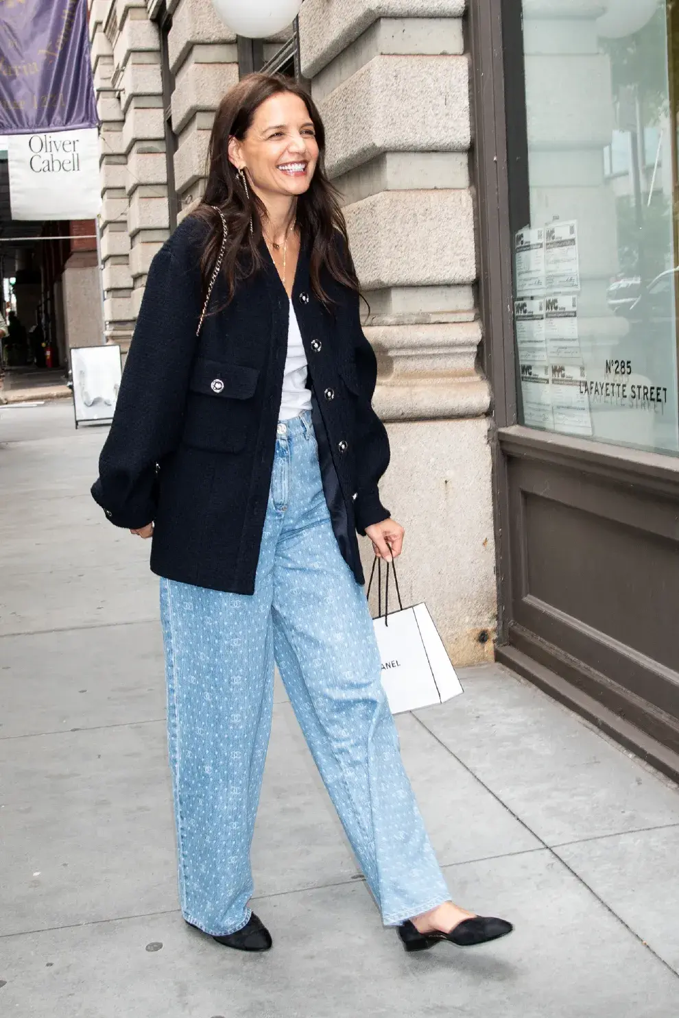 Otro ejemplo de paleta neutra y calzado chato. La chaqueta buclé es una prenda atemporal que se puede combinar con jean o con un pantalón de cuero para lograr un look mas nocturno. Accesorios delicados siempre!