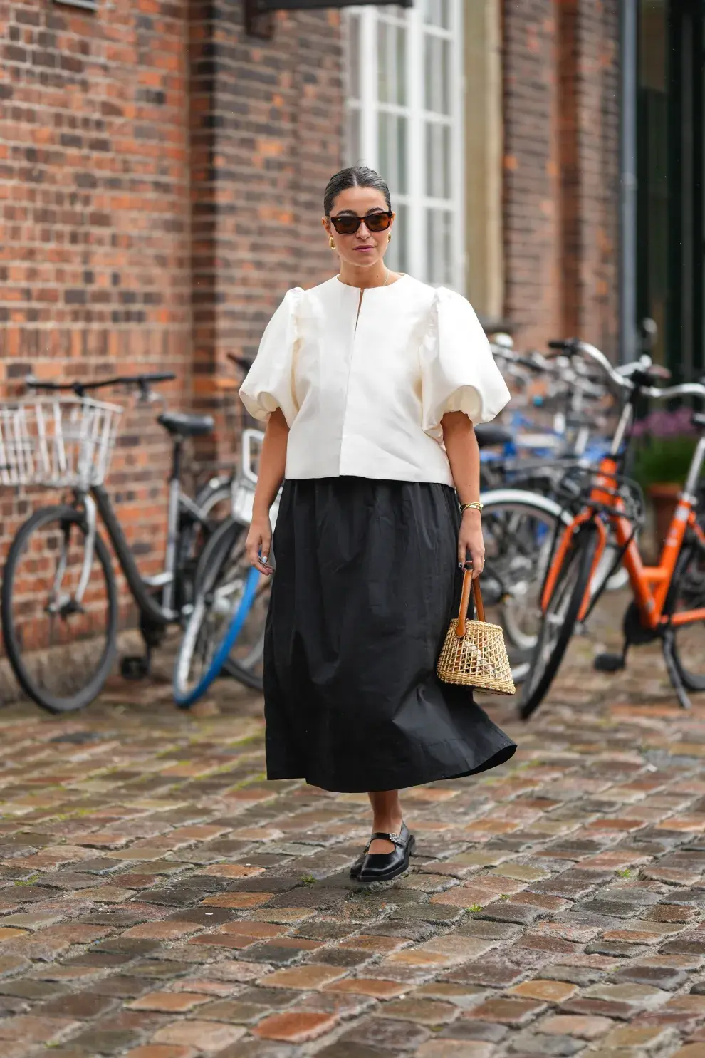 Ideal para media estación. Ni mucho frio, ni mucho calor, lo típico de la primavera. Un falda, una blusa y una mini basket bag pueden ser tus aliados, llevá una chaqueta liviana por si refresca. 