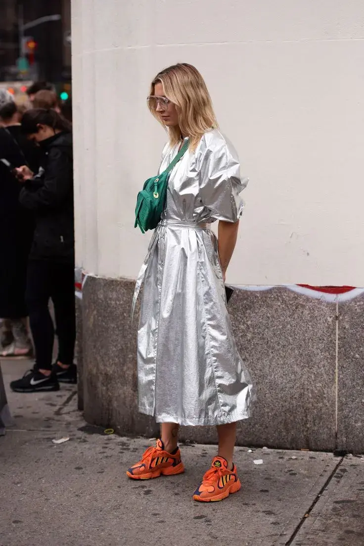 Vestido plateado con corte en la cintura. Fresco y canchero. Siempre con zapas. 