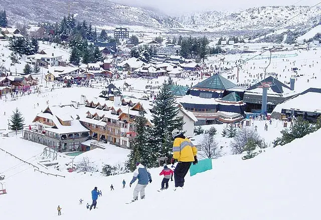 Invierno 2023: el cerro Catedral seguirá abierto hasta octubre.