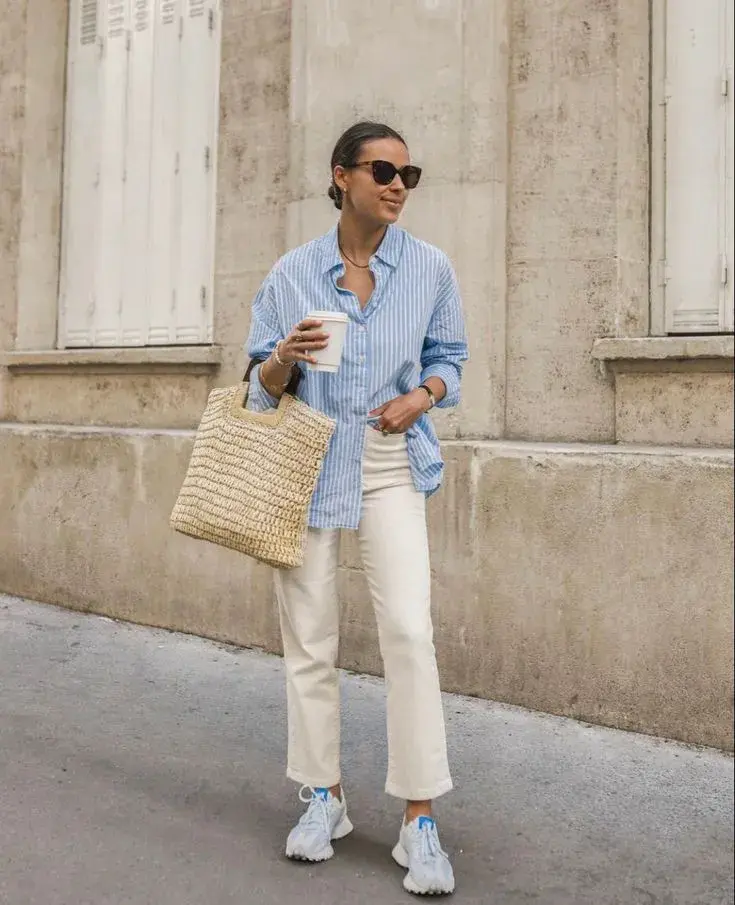 Clásico y eterno. No hay nada que pueda superar la combinación de una camisa sastrera, un jean y unas zapatillas deportivas. El detalle? La canasta rectangular. 