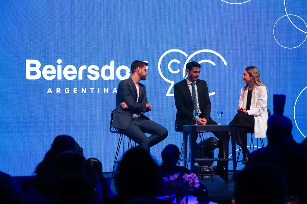 Sofi Martinez y Diego Leuco fueron los conductores del evento y entrevistaron a Iván Sposito.