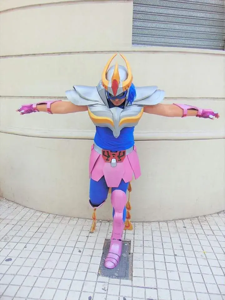 Llega Anime-Con Argentina 2023 a La Rural: este es Shion Cosplay caracterizando a Ikki, Caballero del Fénix de Caballeros del Zodiaco.