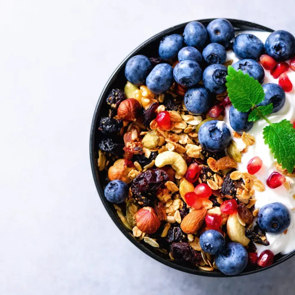 Bowl de arándanos y yogur con granola casera.