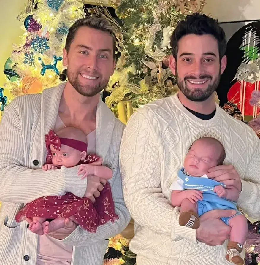 Lance Bass junto a su marido y a sus dos hijos