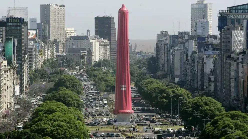 El Obelisco cubierto por un preservativo real, en 2005.