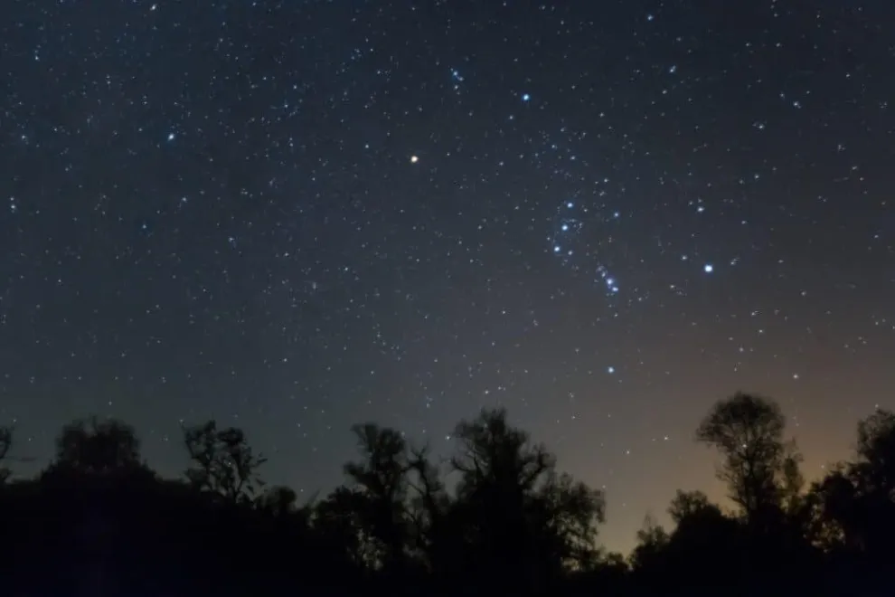 Foto con la constelación de Orión en primer plano