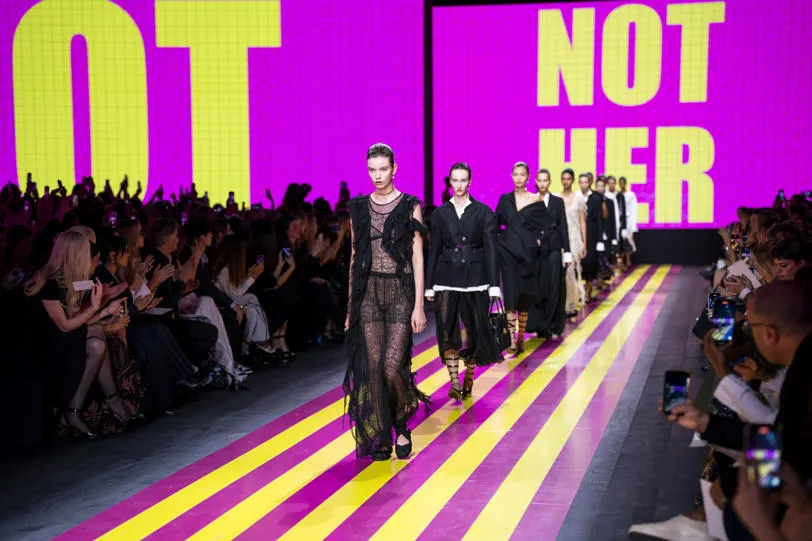 Not her, la puesta en escena en el desfile de Dior en Paris Fashion Week