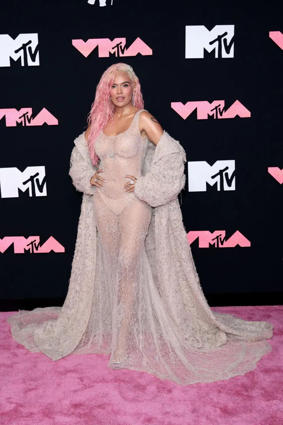 Karol G, con un vestido transparente y elegante capa, en la gran noche de los MTV Video Music Awards 2023. 