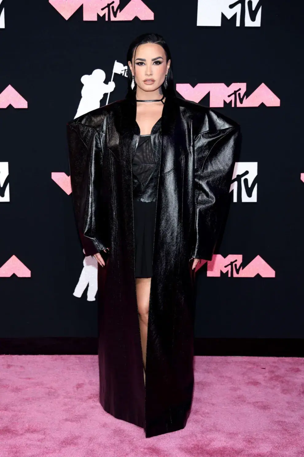 Demi Lovato y un gótico estilo total black.