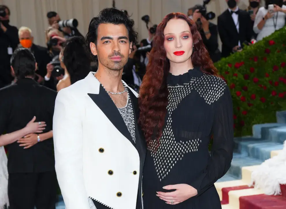 Joe Jonas y Sophie Turner embarazada de su segunda hija, en la MET Gala 2022.