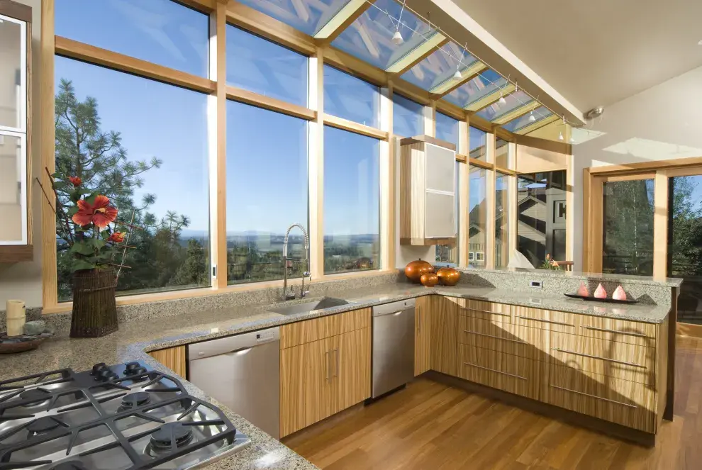 En la cocina, atraé la abundancia poniendo un plato o bandeja con frutas a la vista en la mesada o bien en la mesa de comedor diario.