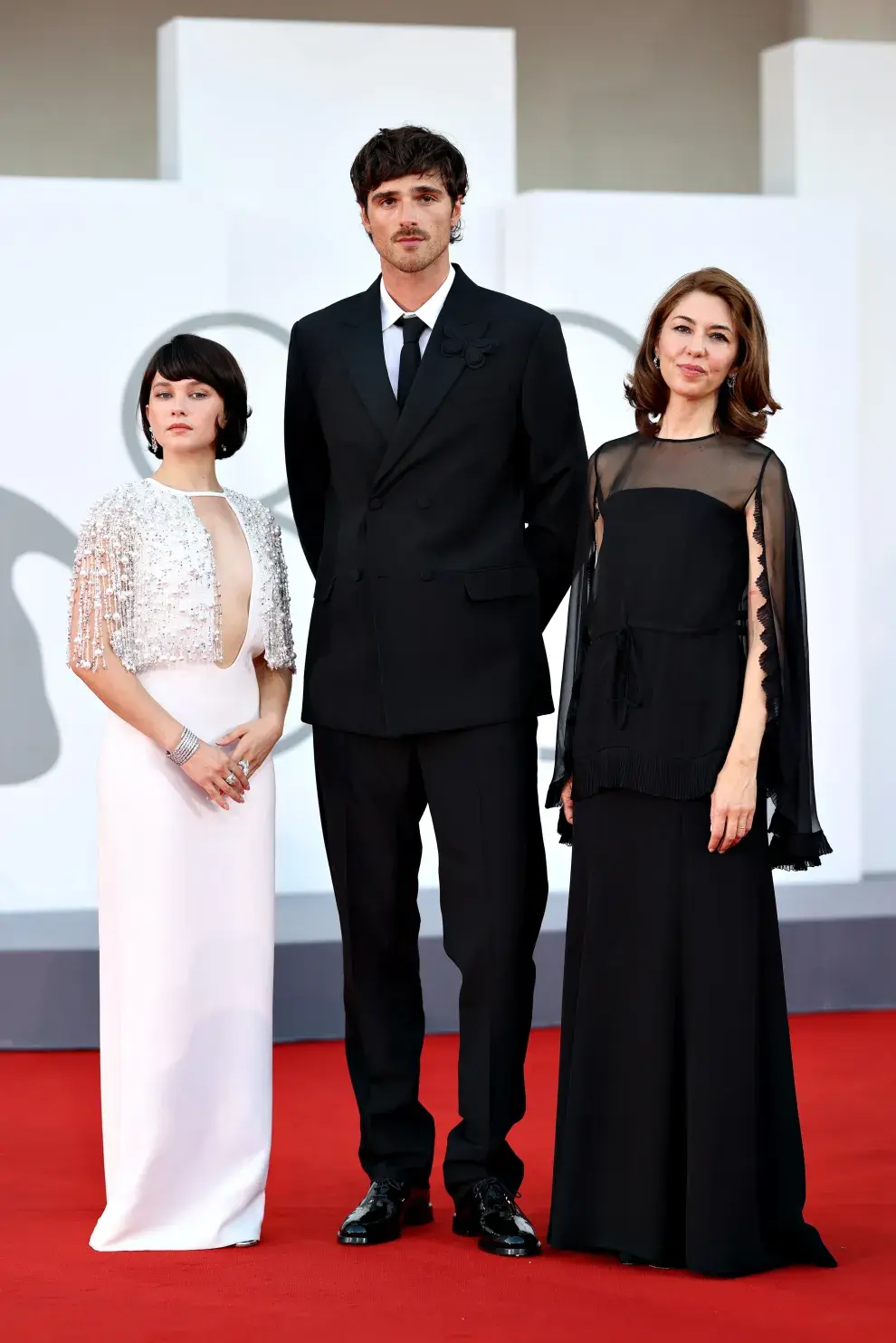 Cailee Spaney, Jacob Elordi, y Sofia Coppola en la red carpet de Priscilla, en el Festival de Venecia.