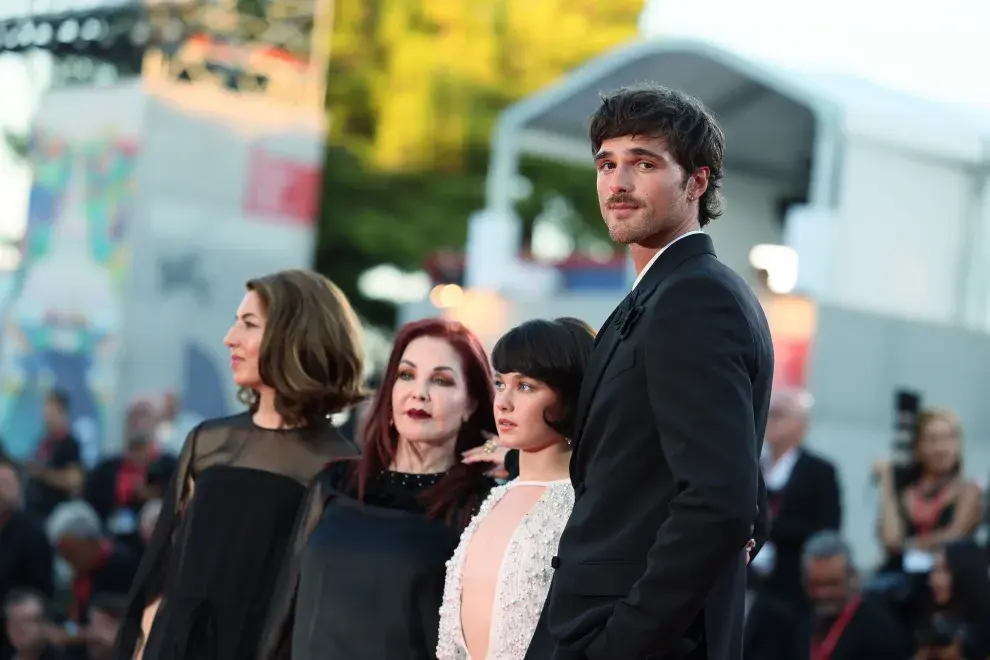 Sofia Coppola, Priscilla Presley, Cailee Spaney y Jacob Elordi en la red carpet de la película, en el Festival de Venecia.