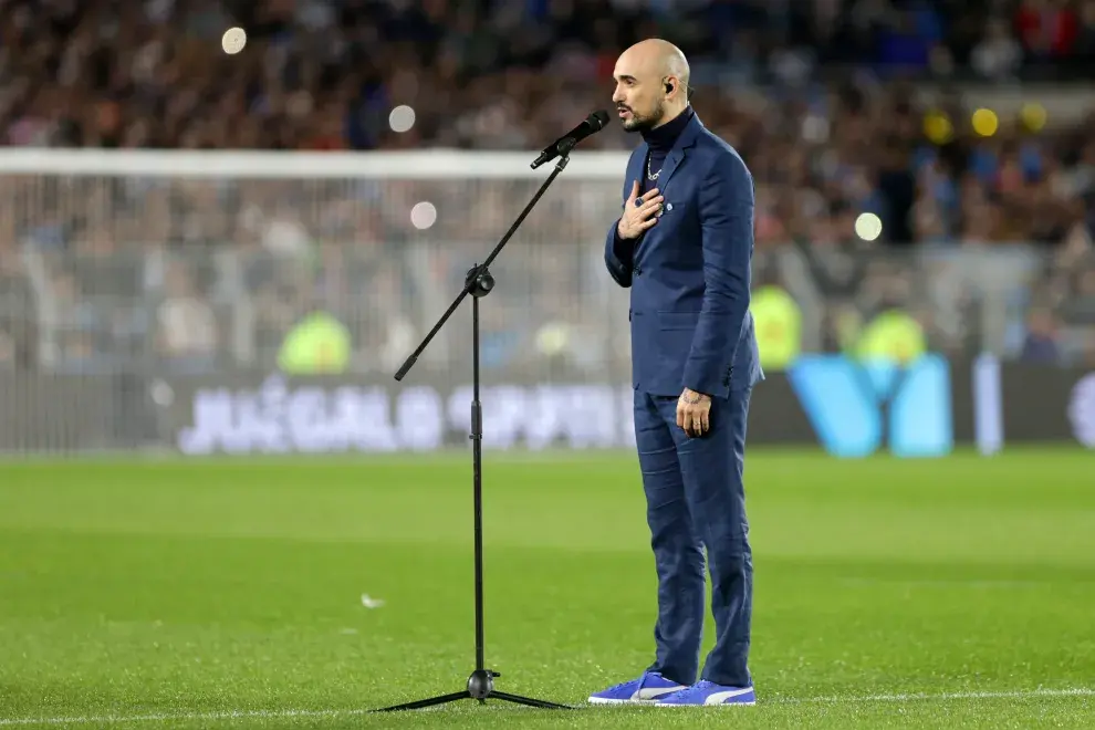 Abel Pintos se emocionó tras cantar el himno nacional junto a la Selección: “Me temblaba todo”.