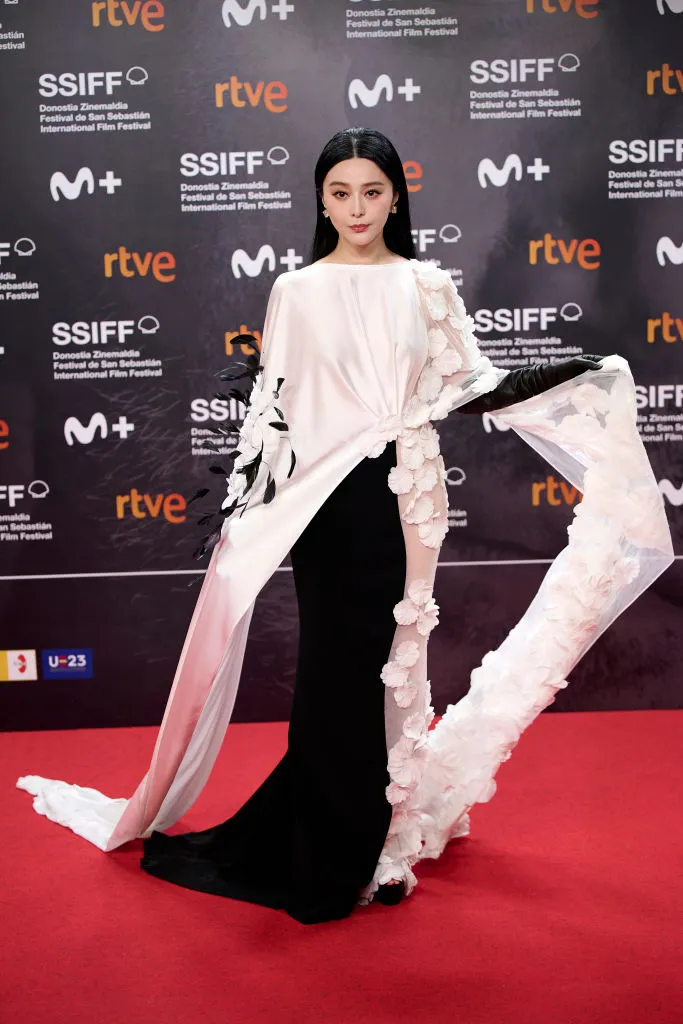 La actriz china Fan Bingbing, con un look en blanco y negro que combinó tajos con apliques florales. 