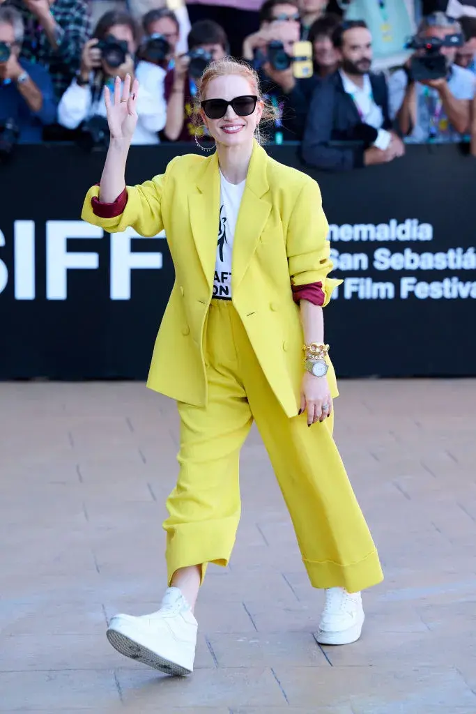 Siendo el color del evento, el look sastrero en amarillo lima de Jessica Chastain fue súper cool.