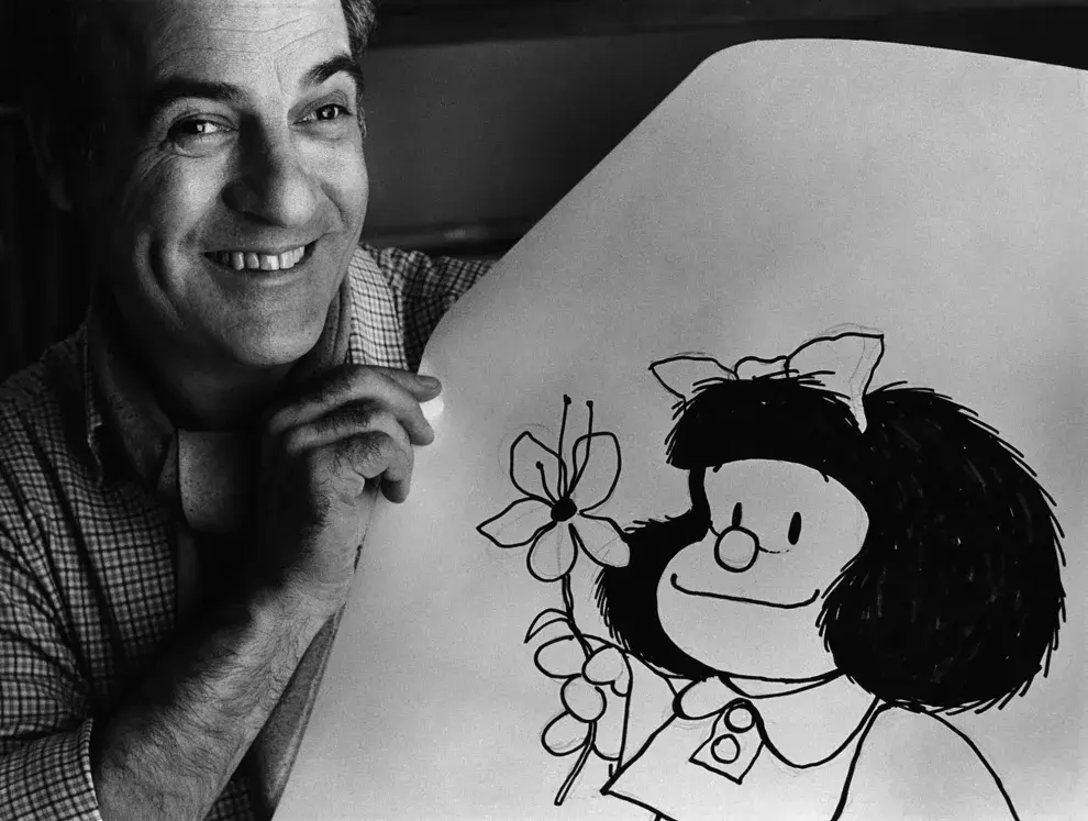 Quino con su creación, Mafalda, retratado por Sara Facio.