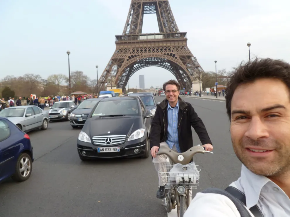 Octavio (adelante) y Gabriel detrás, bicicleteando en París.
