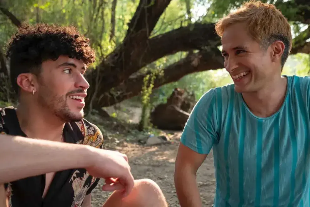 Bad Bunny y Gael García Bernal se besan en Cassandro, la aclamada película de Prime Video.