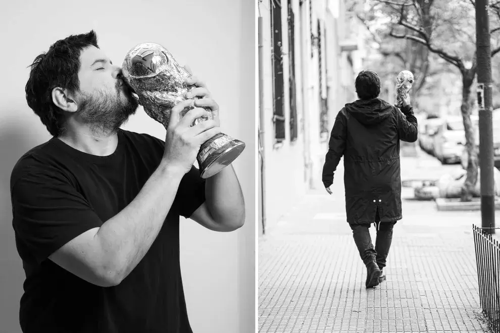 Santi Motorizado, un apasionado del fútbol, tiene una réplica de la Copa del Mundo en su casa.