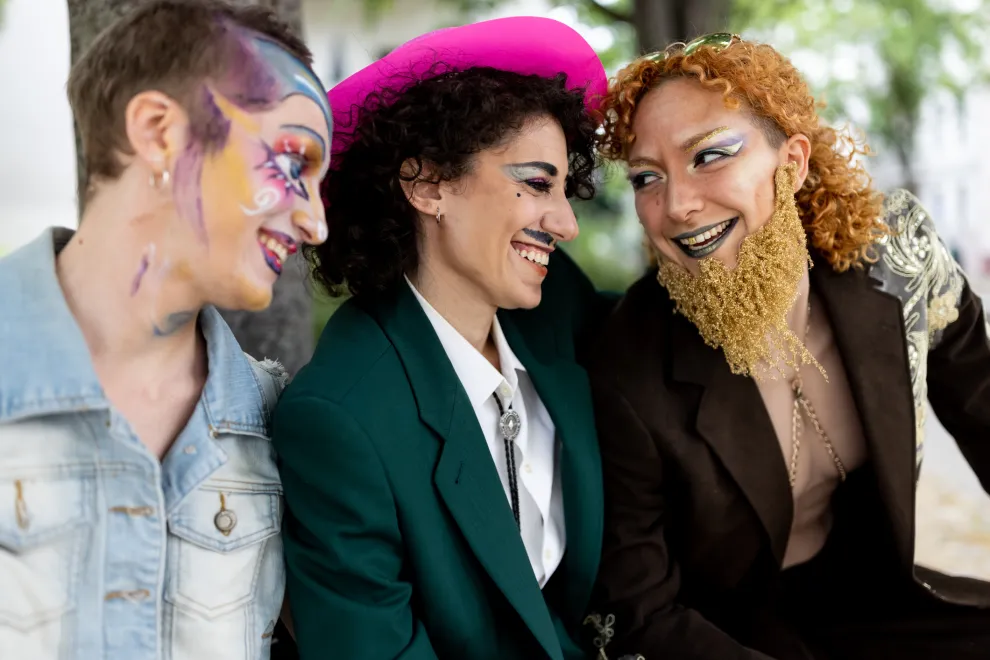 Este grupo de amigas vestidas de drag da cuenta de los nuevos parámetros de las generaciones que viven con más fluidez el género y la sexualidad.