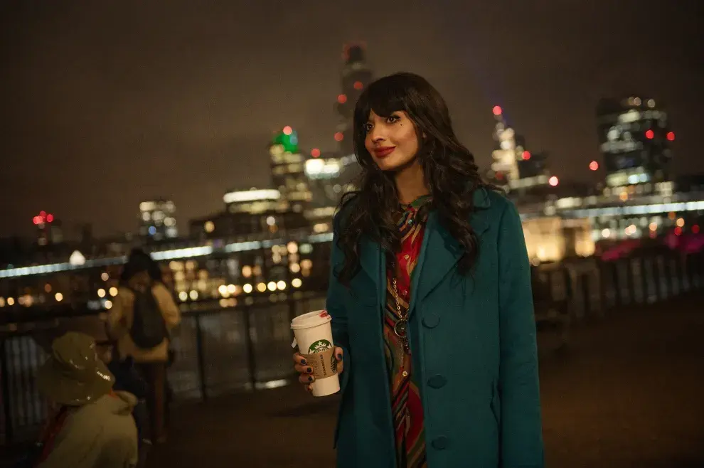 Jameela Jamil tiene la tarea de narrar los pormenores de esta fábula romántica.