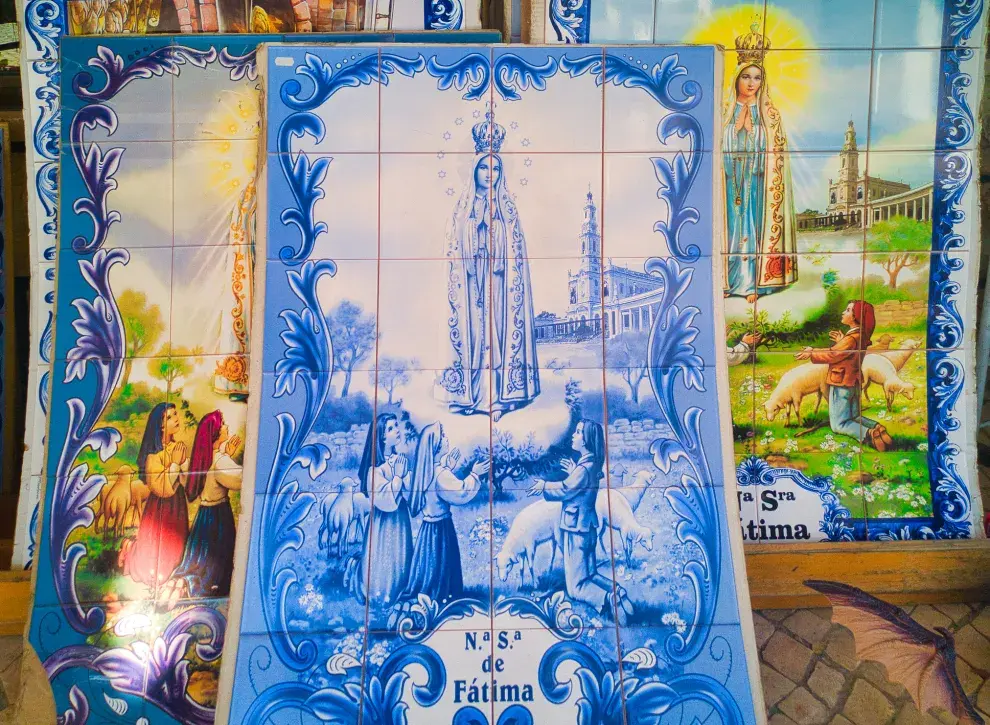 En las fachadas de las casas se colocan azulejos con la Virgen de Fátima.