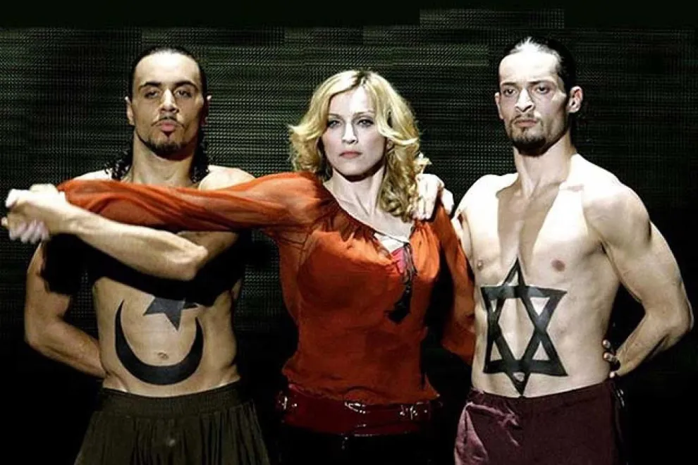 La “Reina del pop” hizo alusión al enfrentamiento entre Palestina e Israel durante su gira llamada, ‘Confessions Tour’, mediante una coreografía que generó polémica. 