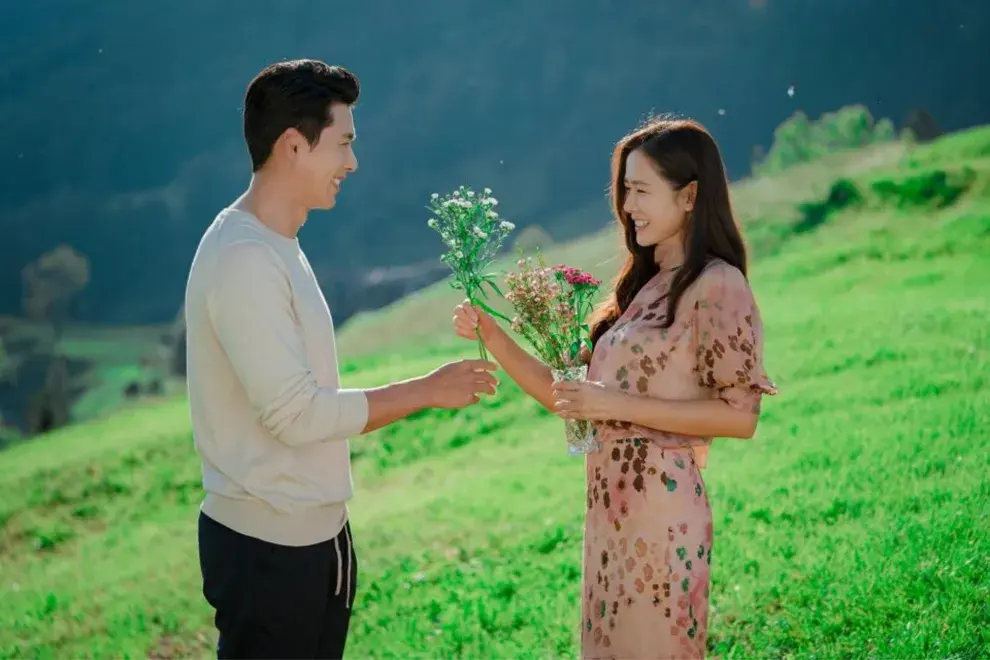 Hyun Bin y Son Ye-jin protagonizan Aterrizaje de emergencia en tu corazón.