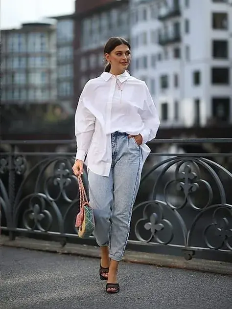 Camisa blanca mitad adentro y mitad afuera del pantalón