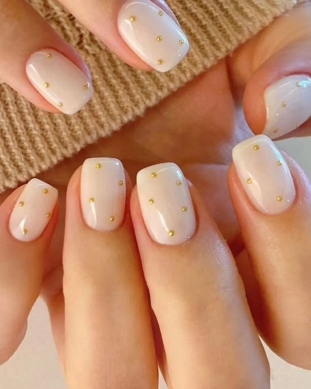 Combinando las milky nails con la tendencia de los dots, la clave está en el mix de colores.