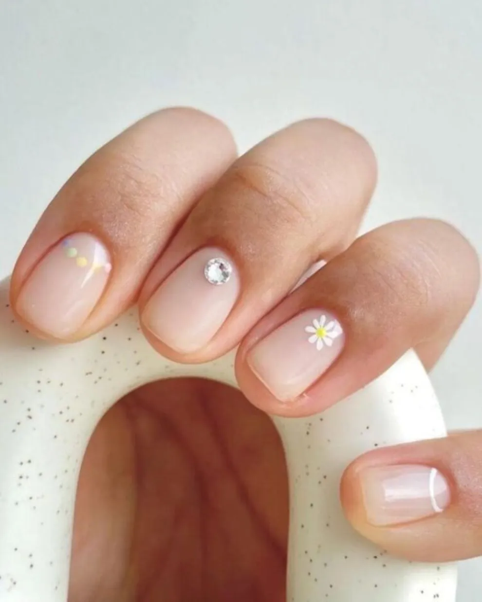 Es un gol usar las milky nails como base para sumar accesorios o pequeños diseños.