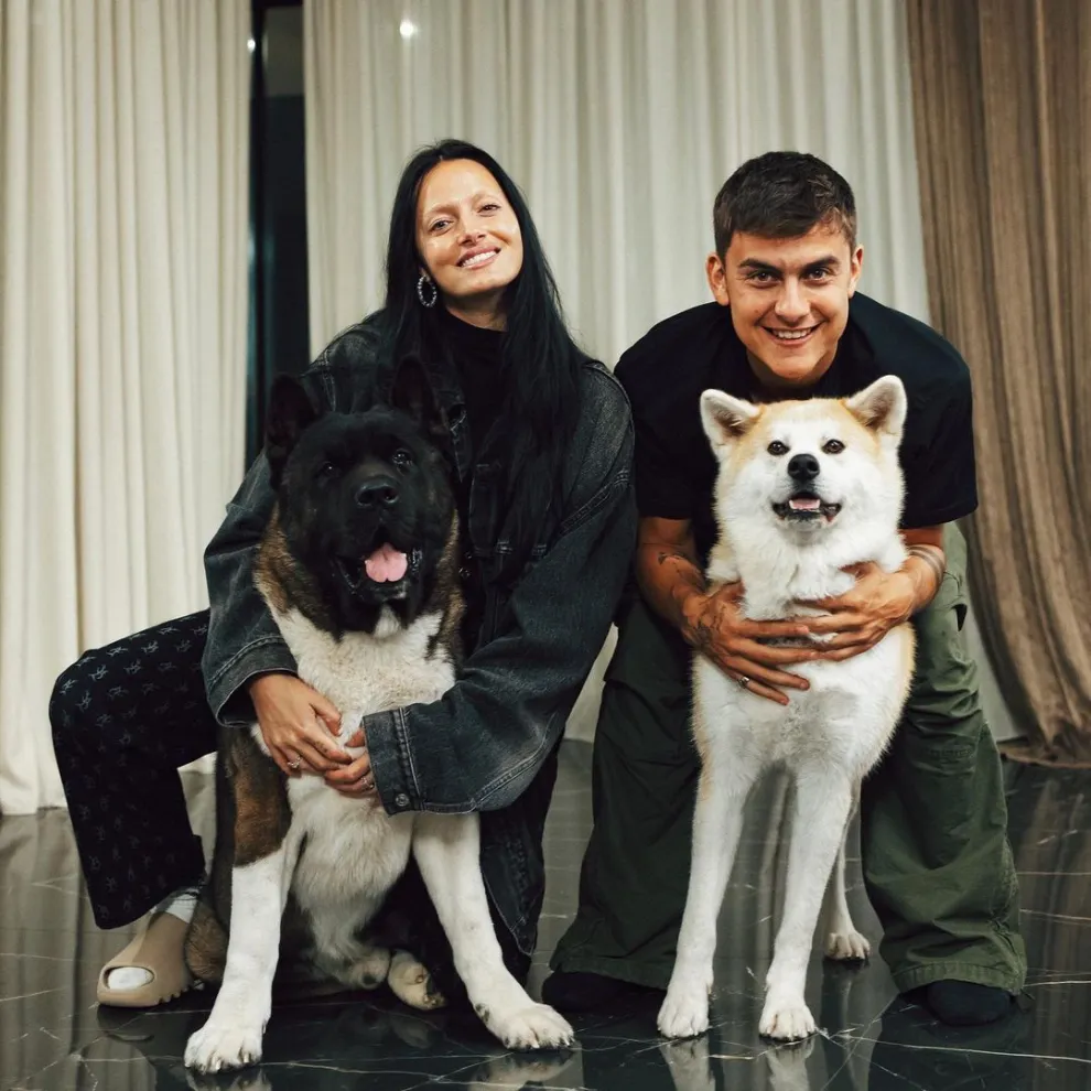 Oriana Sabatini y Paulo Dybala con sus dos mascotas.