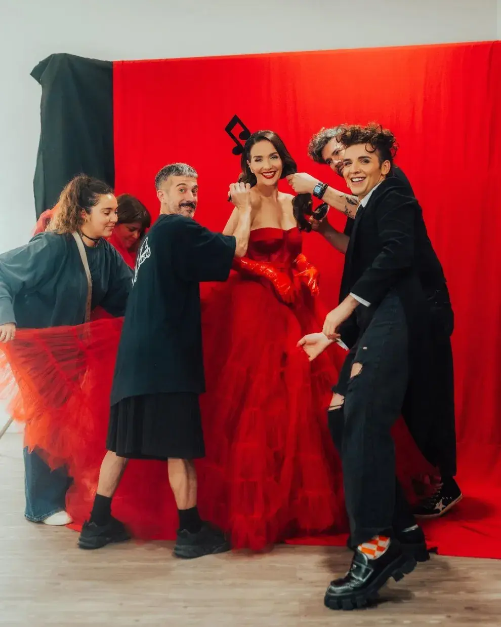 El look total red de Natalia Oreiro.