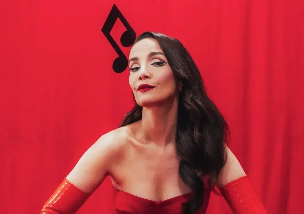 El look total red de Natalia Oreiro.