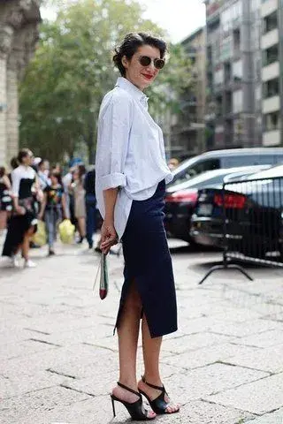 Camisa blanca adentro de falda por delante y afuera por detrás