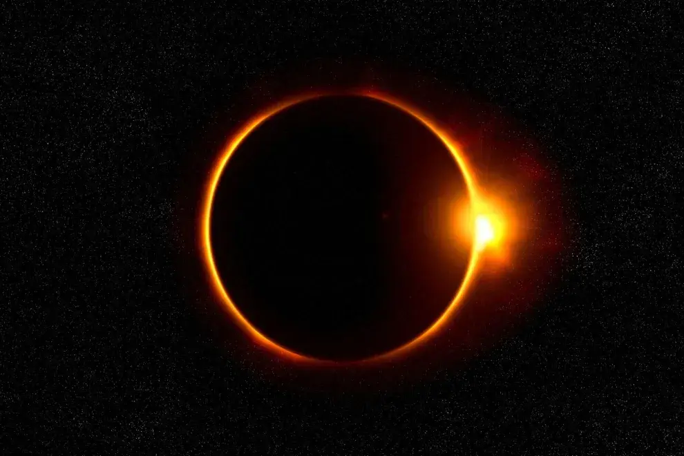 El primer eclipse es el sábado 14 y sucede cuando el Sol y la Luna se reúnen en 21° de Libra