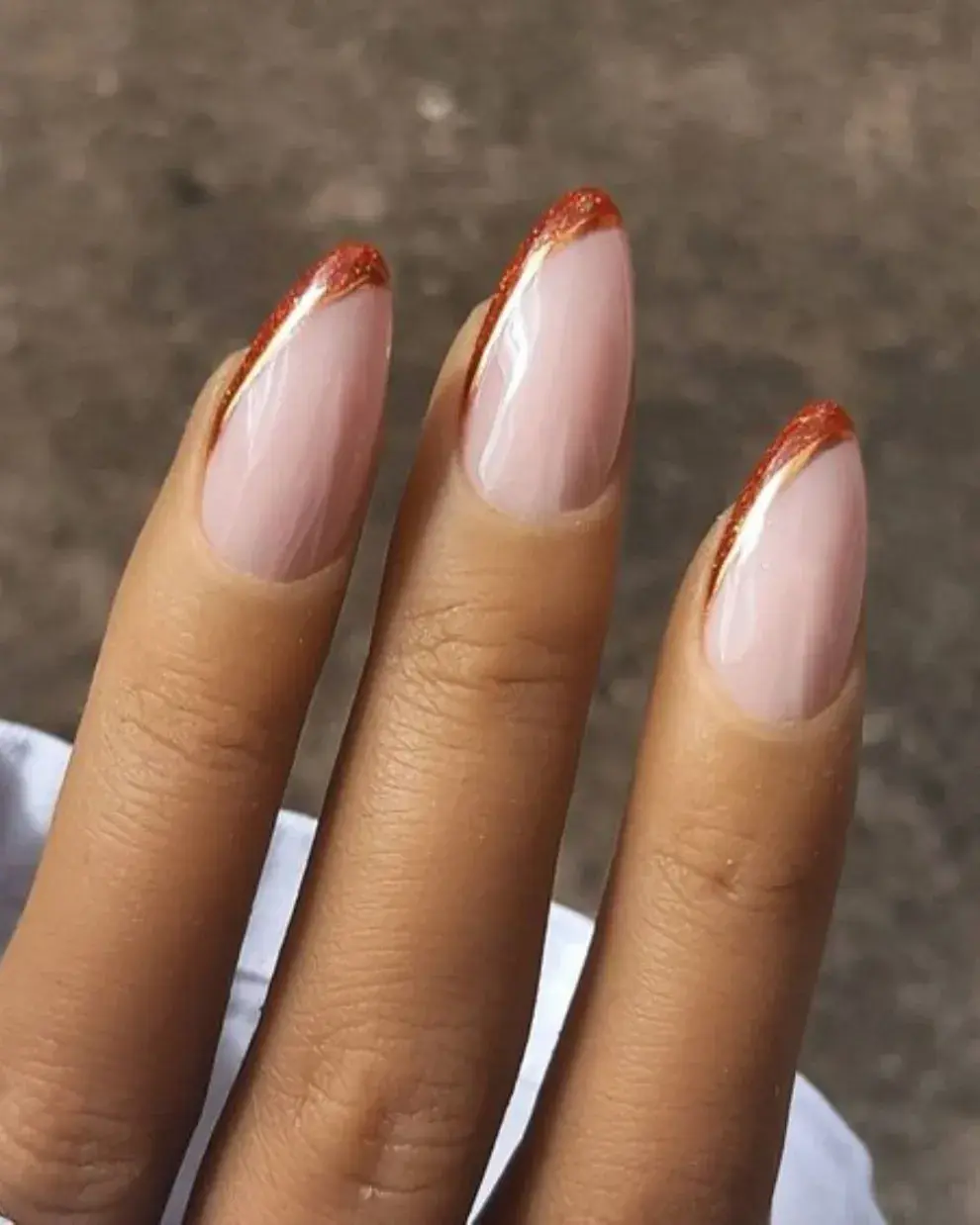 Ya sea tipo diseño de francesitas o similares, el marrón también re da para los detalles de tu nail art.