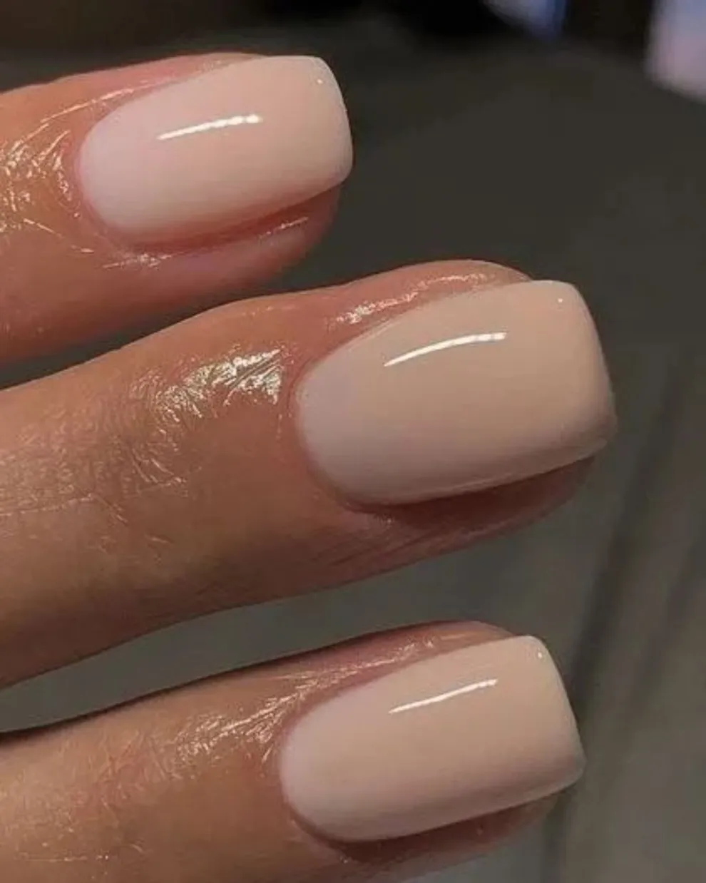 Las uñas milky también la vienen rompiendo y para el verano se impone el tono más rosado.