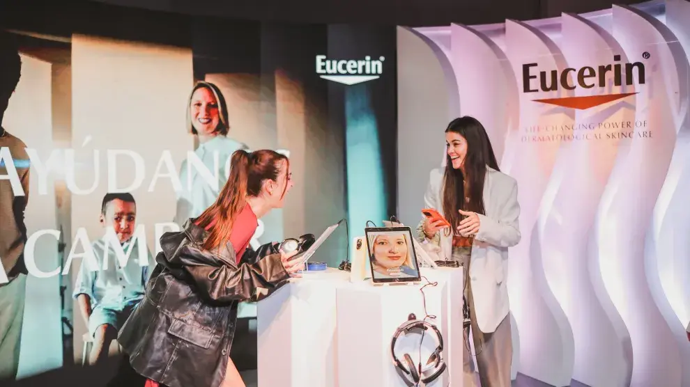 Las chicas de @tricocoblog disfrutando de la actividad en el stand de Eucerín.