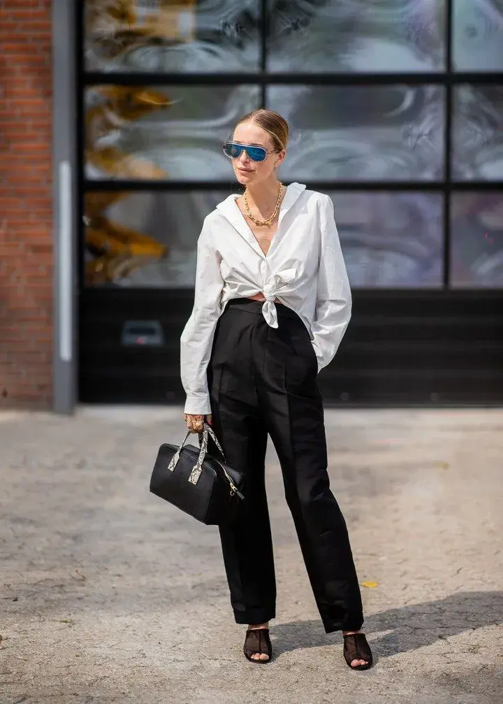 Camisa blanca anudada con cuello y solapa hacia atrás