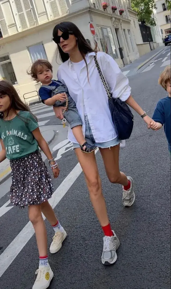 Camisa blanca oversize con remera básica abajo desabotonada