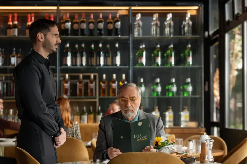 Luis Brandoni da vida a un crítico gastronómico porteño en Nada.