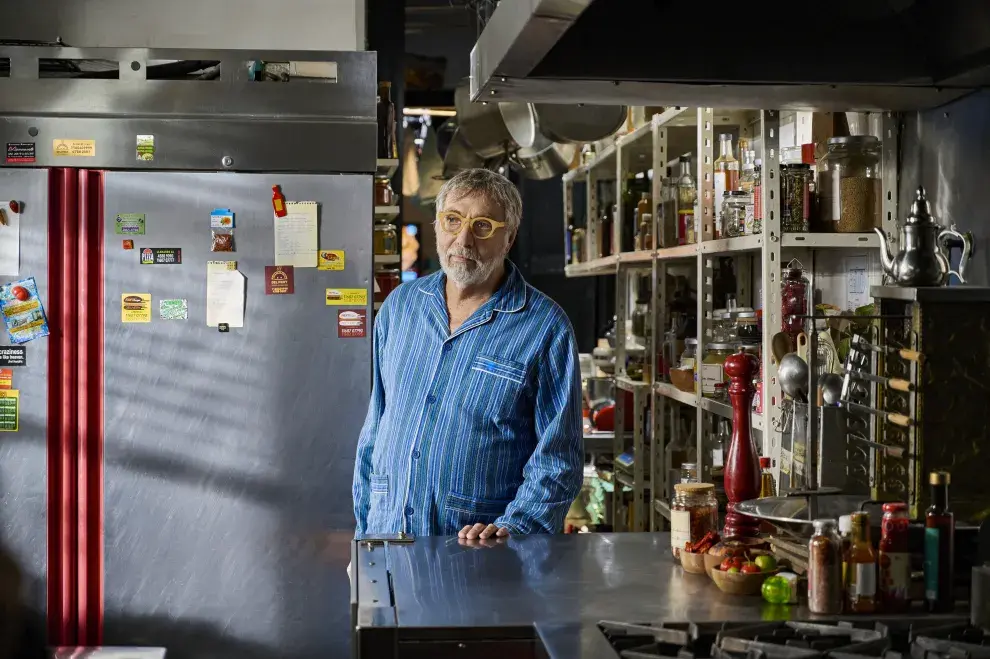 Luis Brandoni en la cocina de Patagonia Sur.
