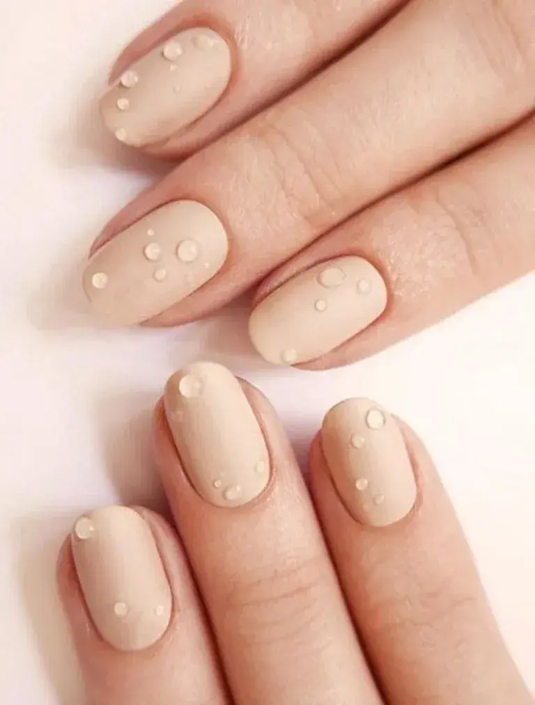 Uñas efecto wet o mojado en colores pasteles.