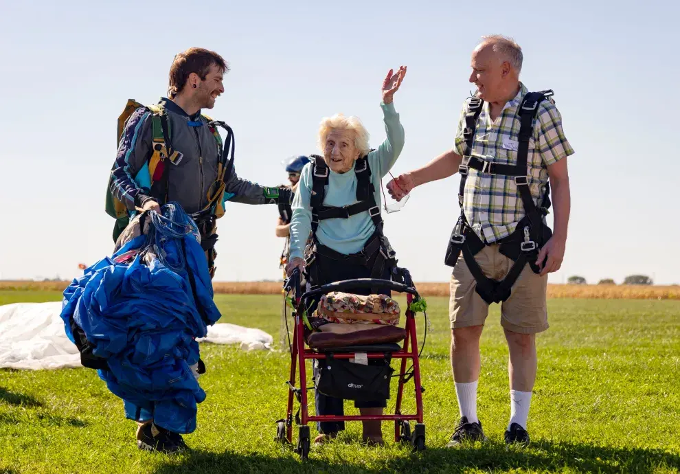 El récord Guinness de paracaidismo ha quedado en manos de una abuelita de 104 años.